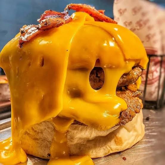 Doble con cheddar y bacon bañada en cheddar