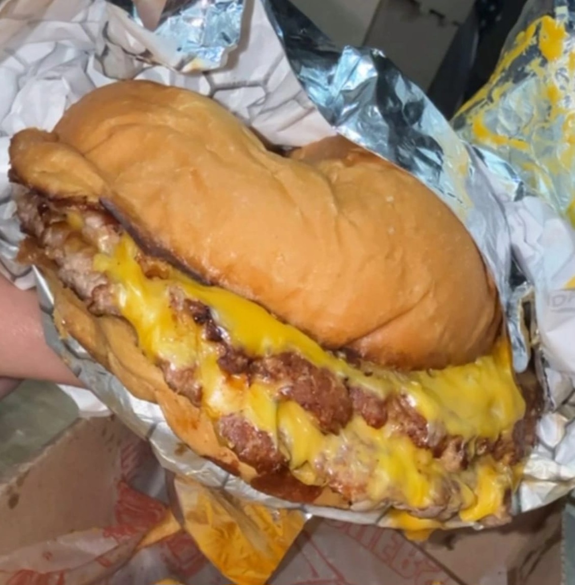 Cheeseburger Doble(Pan parmesano) + papas fritas