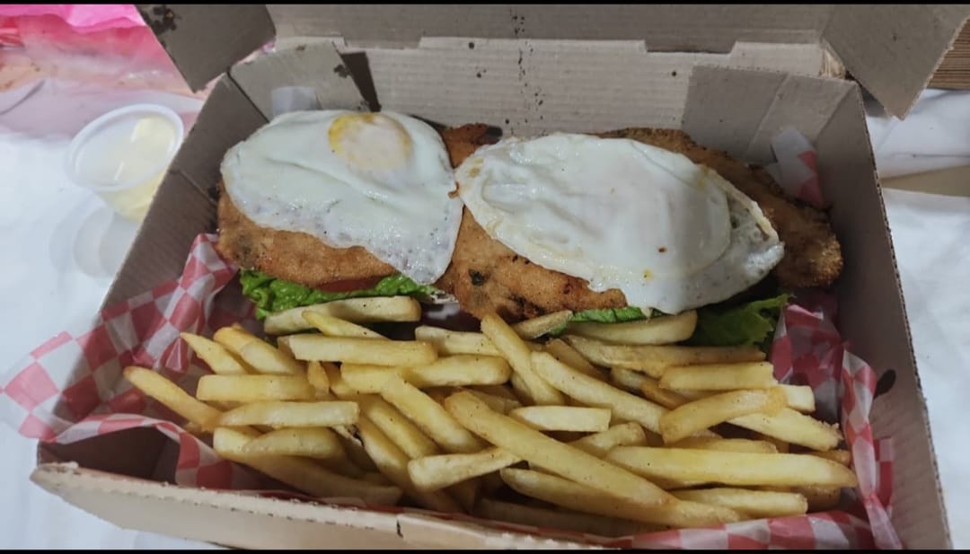 Sanguche de milanesa de Pollo + Papas fritas
