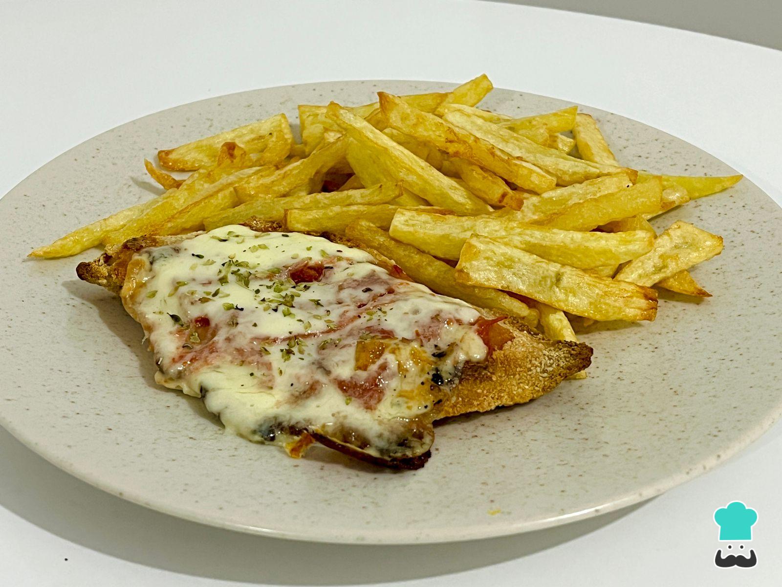 Suprema de Pollo a la Napolitana + Papas Fritas
