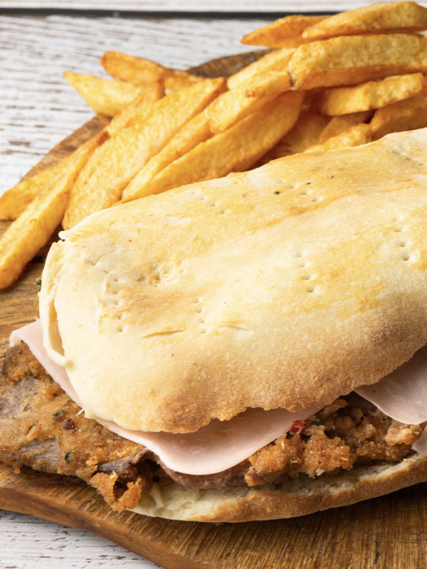 Sandwich de Suprema Pollo Napolitana , Jamón, Queso + Papas Fritas