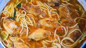 Tallarines con Estofado de alitas de pollo
