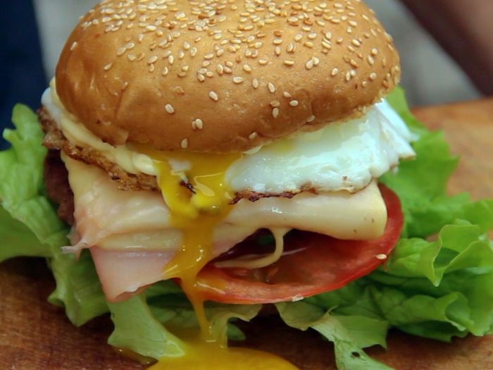 2 Sandwich de Hamburguesas Caseras ,Lechuga, Tomate, Jamón, Queso y Huevo Frito