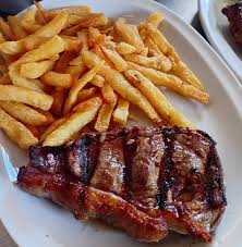 Bife de Costilla a la Parrilla con Papas Fritas