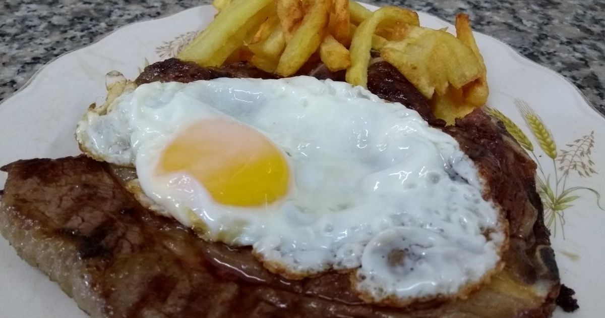 Costillitas de Cerdo con Papas Fritas y huevo frito