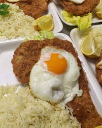 Milanesa de Carne con Arroz y Huevo Frito arriba 