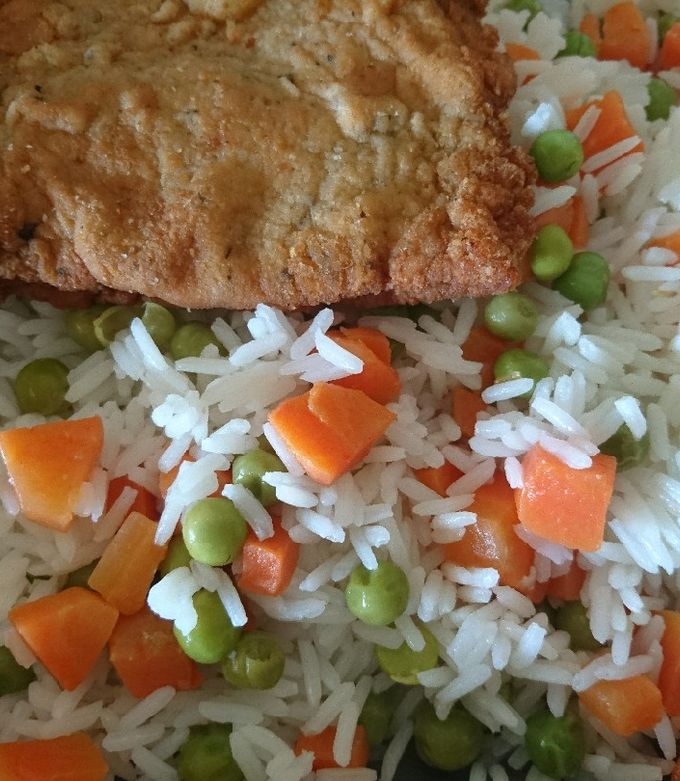 Milanesa de Pollo con Ensalada de Arroz Arveja Huevo y Mayonesa